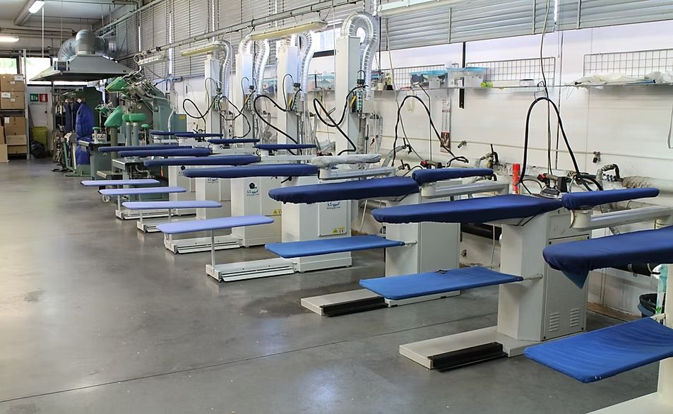 Le postazioni di stiro del reparto interno
