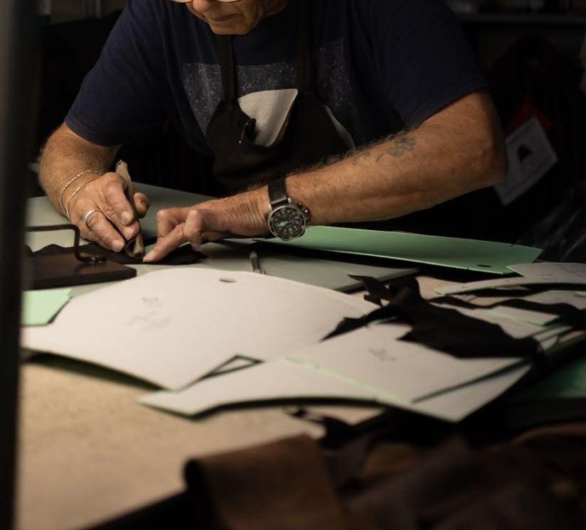 Taglio manuale della pelle al banco